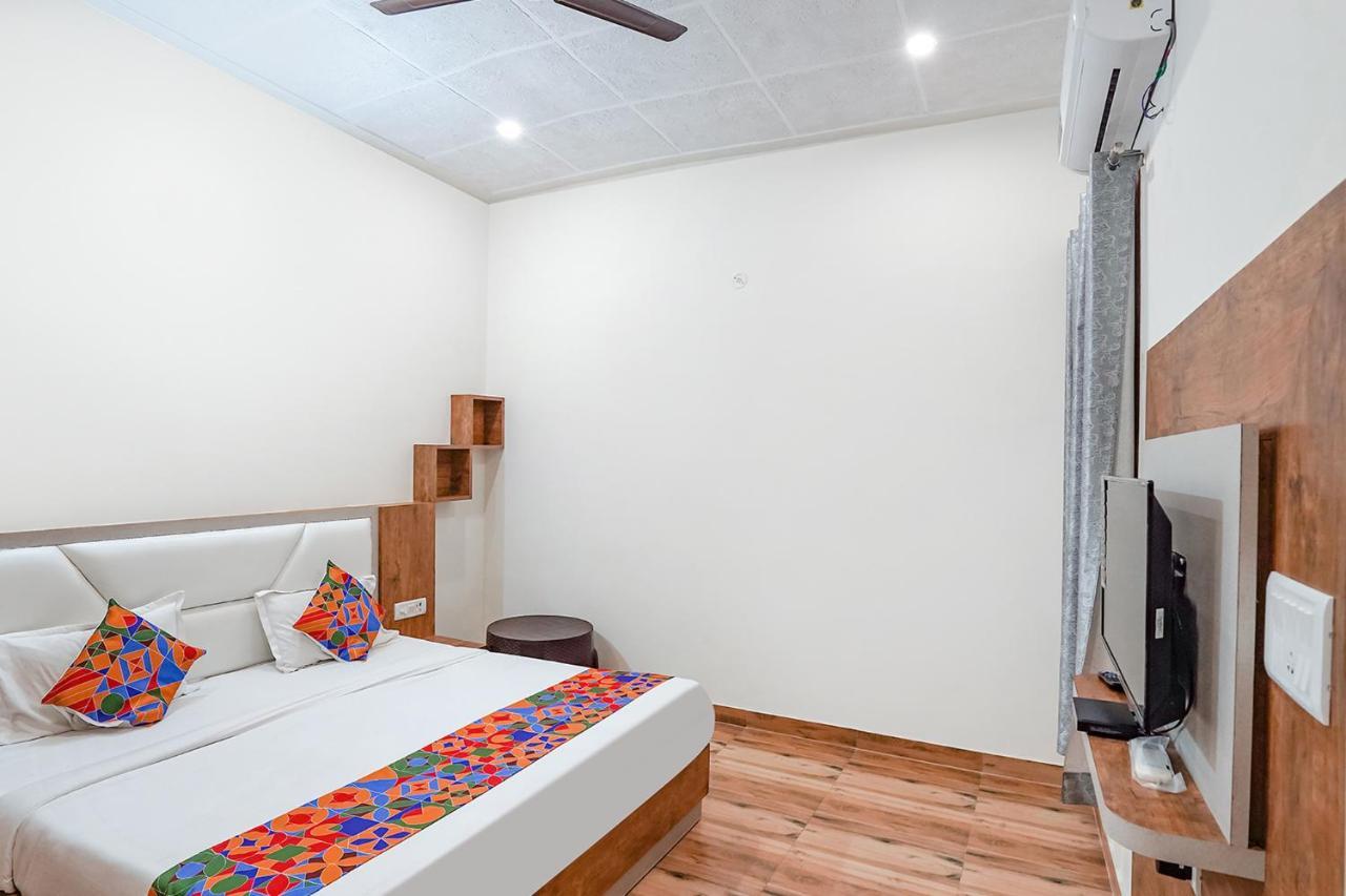 Fabhotel Sirtaj 3*