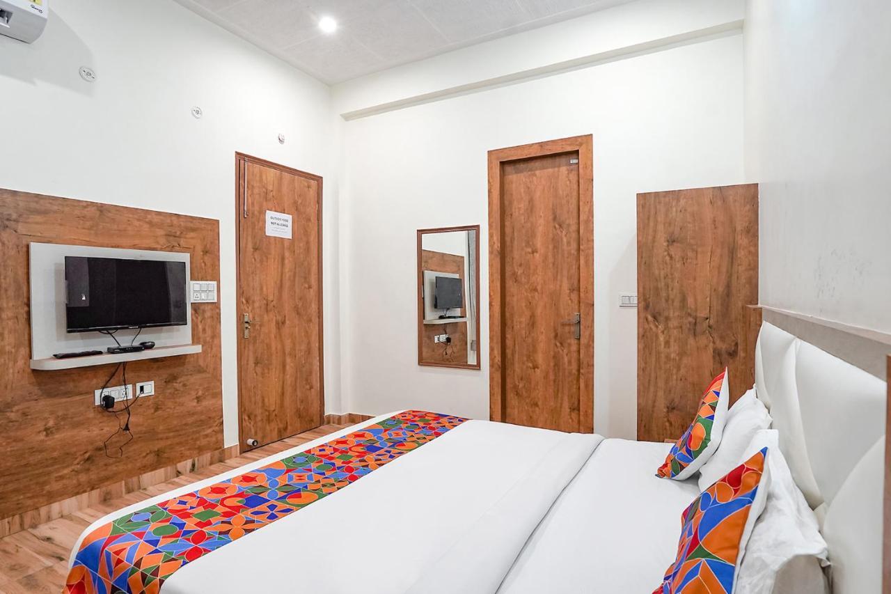 Fabhotel Sirtaj 3*